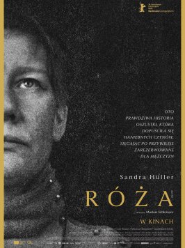 Plakat filmu „Róża” w reżyserii Markusa Schleinzera. W kinach. W roli głównej Sandra Hüller. Hasło: „Oto prawdziwa historia oszustki...”. Czarno-białe zdjęcie twarzy głównej bohaterki.